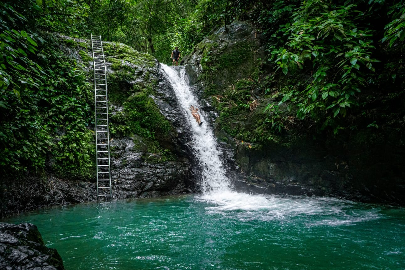 Mariposas, senderos y mucho más lo esperan en mágica catarata por dos mil colones.