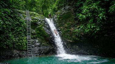 Mariposas, senderos y mucho más lo esperan en mágica catarata por dos rojitos