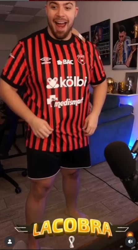 La Cobra lucía más que feliz con la camiseta de Alajuelense.