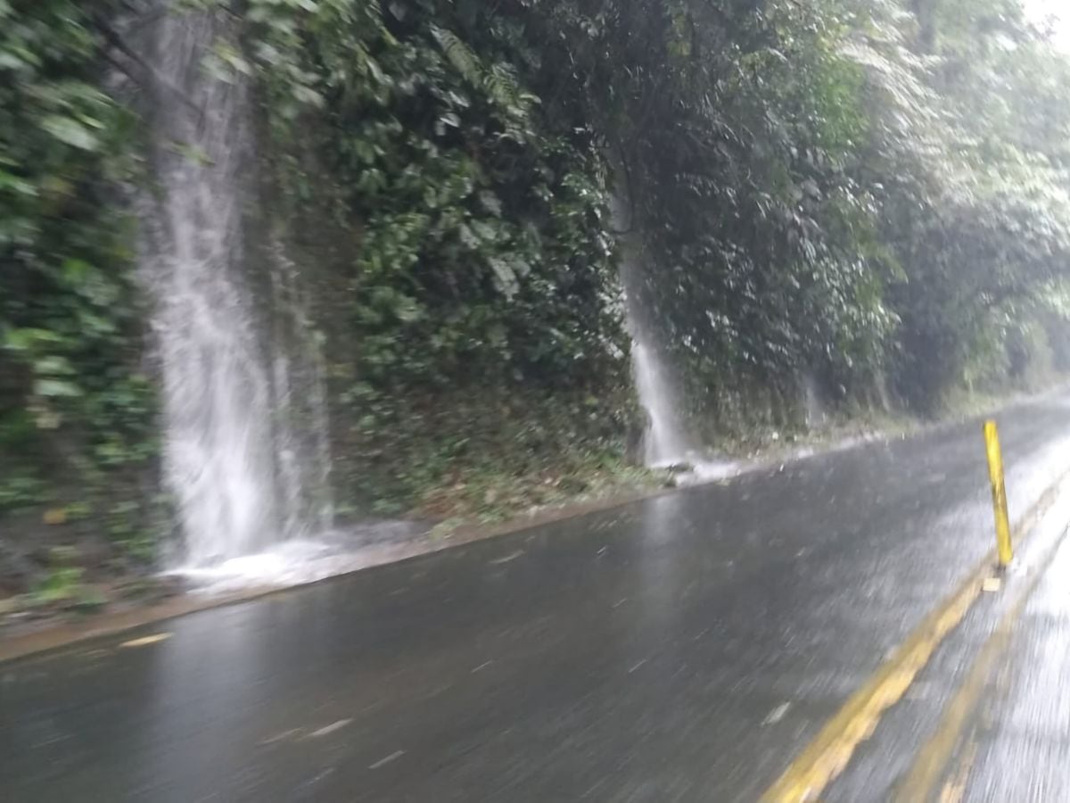 MOPT se mantiene alerta por el posible daño y cierre de otras rutas del país. Foto: Cortesía MOPT.
