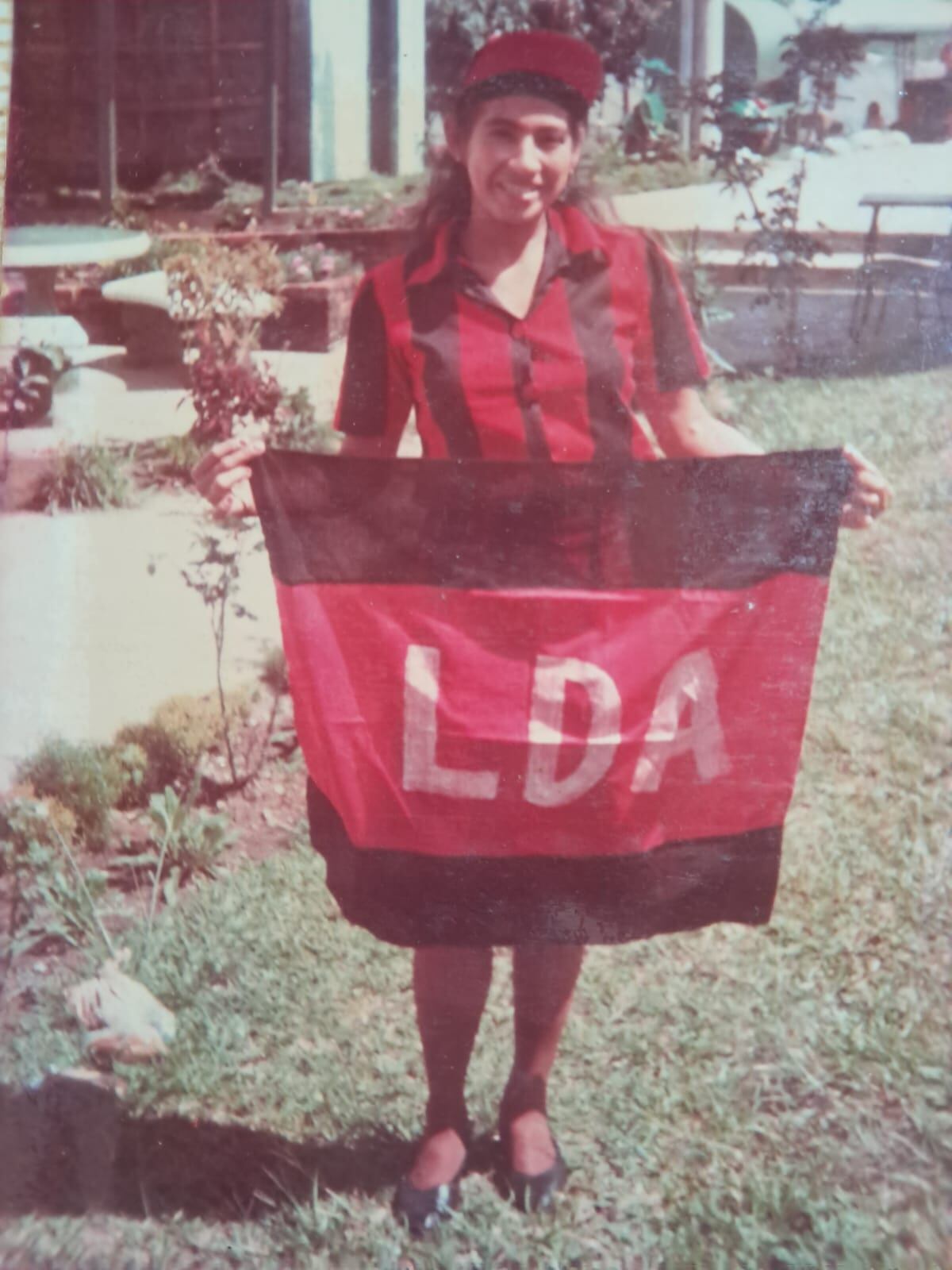 Mercedes Reyes, aficionada de Alajuelense fue a la asamblea con un vestido de la Liga