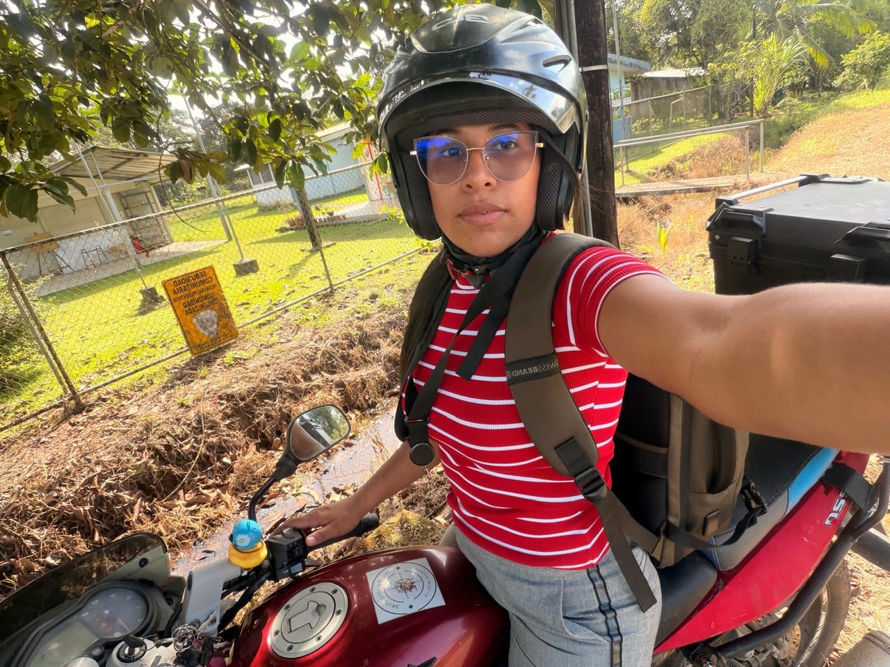 Clara Idalia García camina, cruza el río en panga y sigue en moto para llegar a la escuela de Copalchí, en Sarapiquí, donde enseña a 11 niños de primero a sexto grado