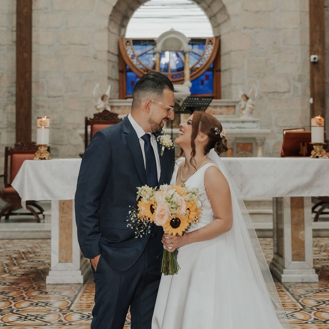 El periodista deportivo de Repretel y Monumental, Carlos Chinchilla, pasa por un gran momento de su vida personal, ya que hace tres meses se casó con el amor de su vida y los nuevos esposos ya están pensando en hijos.