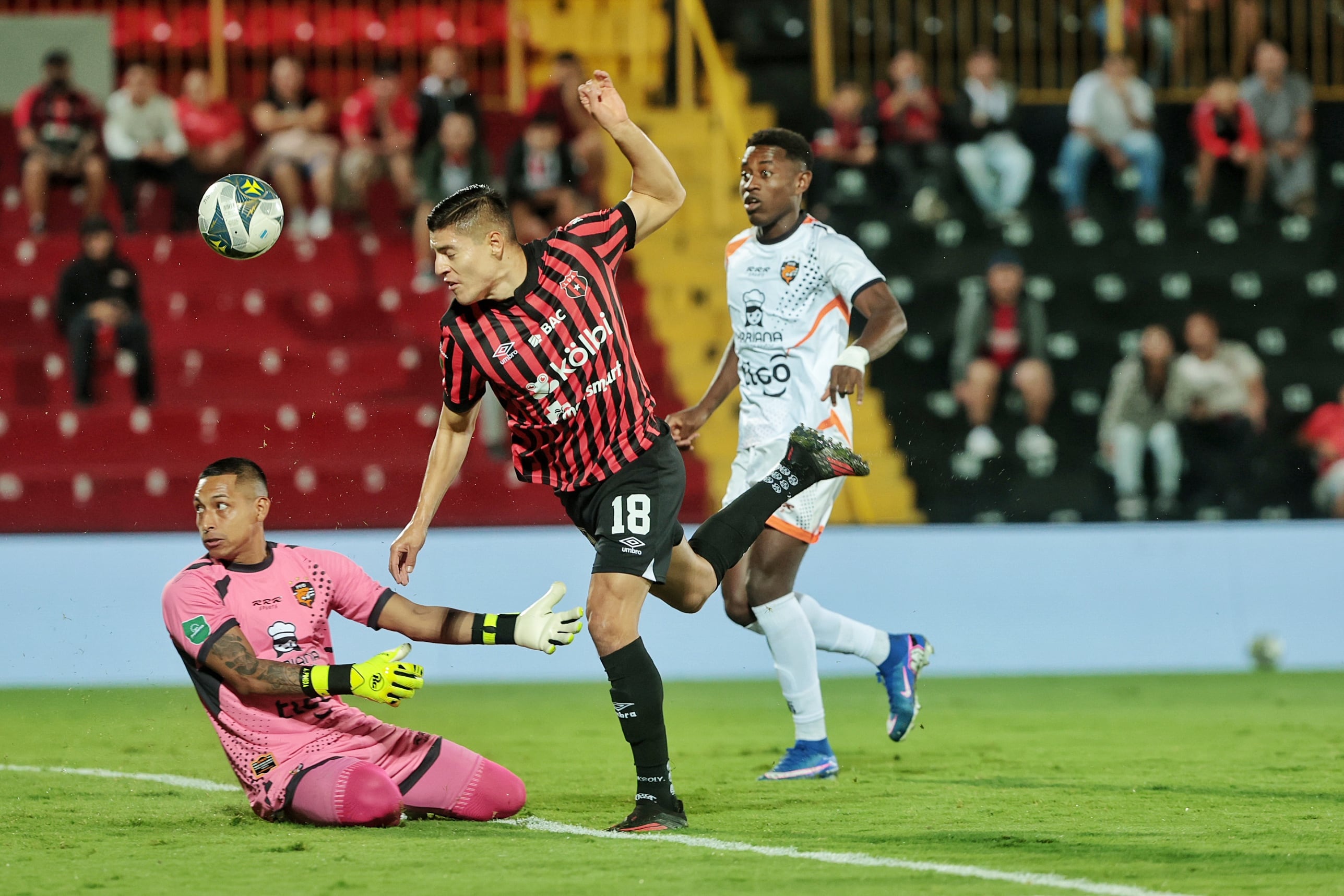 23/04/2026/ juego entre Liga Deportiva Alajuelense vs Puntarenas FC en el estadio Alejandro Morera Soto / foto John Durán