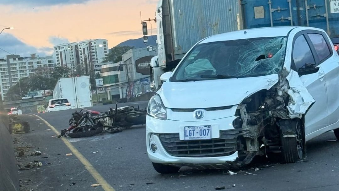 Un motociclista de apellido Sequeira, de 23 años, quien, al parecer, viajaba sin casco y en contravía murió al chocar con un carro en el puente Juan Pablo Segundo en La Uruca. Foto: Tomadas de Noticias Red CR
