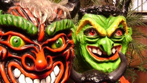 Mario Ledezma Alfaro quien tiene 72 años de edad, es nativo del puro corazón de Heredia y su primera máscara la hizo a los 12 años, fue una calavera, semanas después hizo la segunda, el Pisuicas y a partir de ahí se “enamoró” de este personaje tan fundamental en toda mascarada.