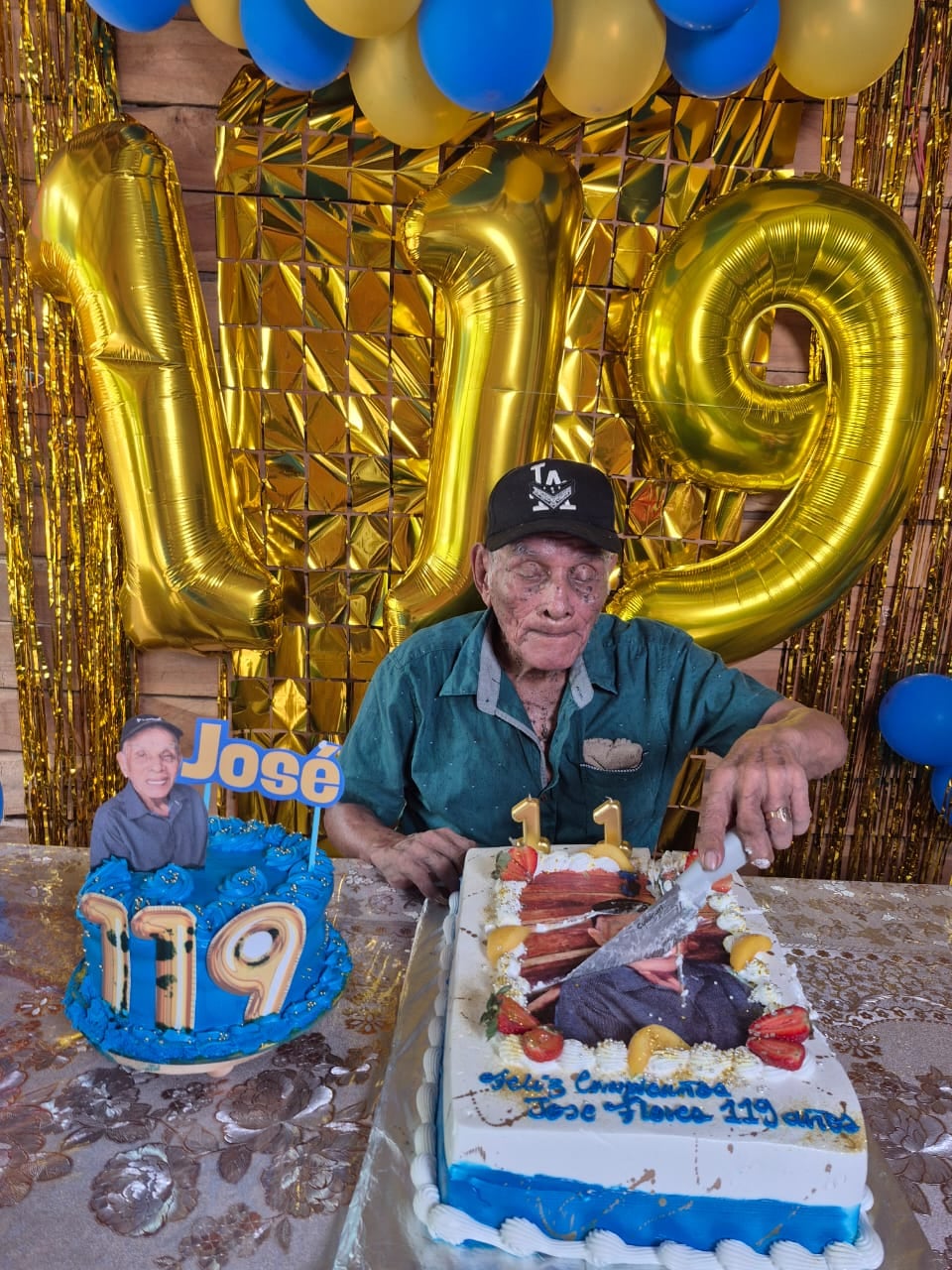 Tras celebrar sus 119 años, un equipo costarricense y un investigador español reúnen las pruebas que exige el Gerontology Research Group para confirmar oficialmente la edad de don José Flores Flores