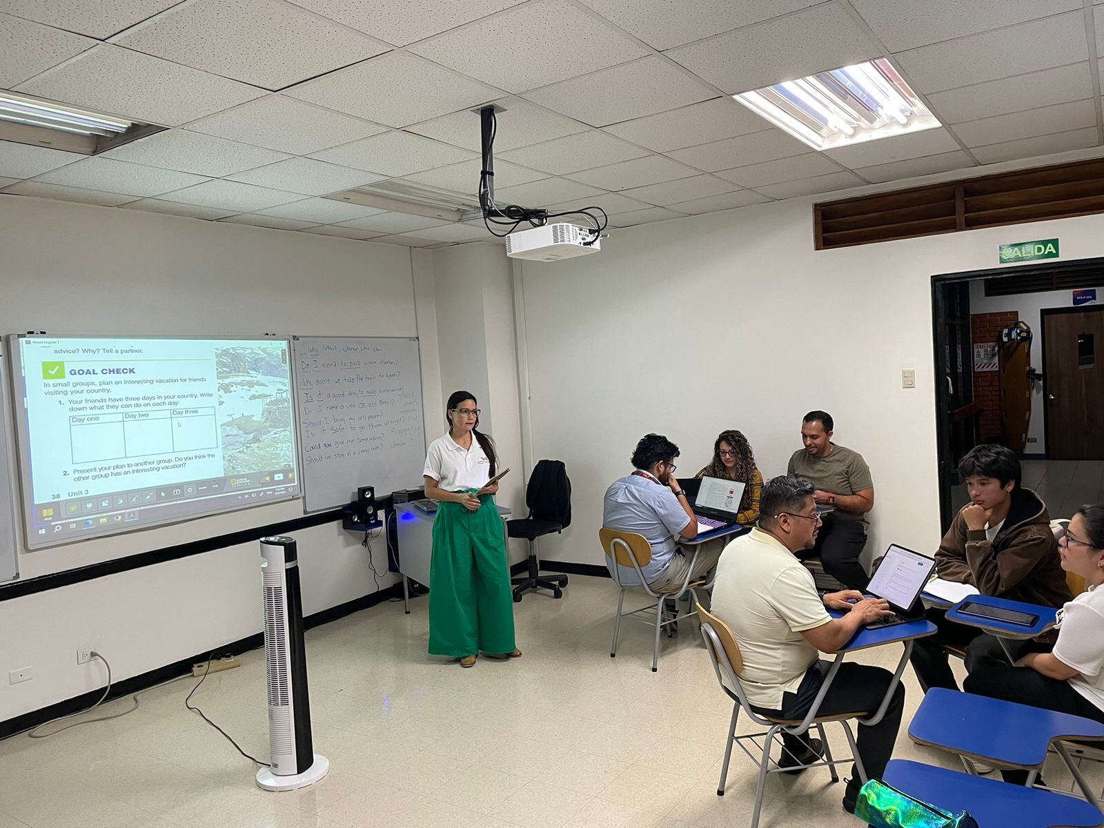 El Centro Cultural Costarricense Norteamericano (CCCN) abre 50 plazas para profesores de inglés.