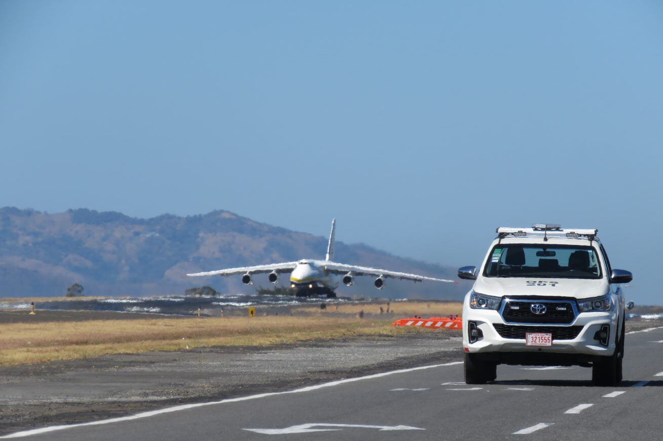 La gente del Programa de Control de Fauna de AERIS, administradora del aeropuerto Juan Santamaría, confirmó el año pasado que un verdadero zoológico es vecino del aeropuerto. Después de 2.150 recorridos de vigilancia el año anterior el Control de Fauna observó a 14.539 animales de 65 especies diferentes.