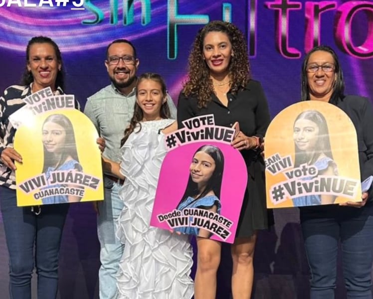 Vivianne Juárez, participante de Nace una estrella, y sus papás