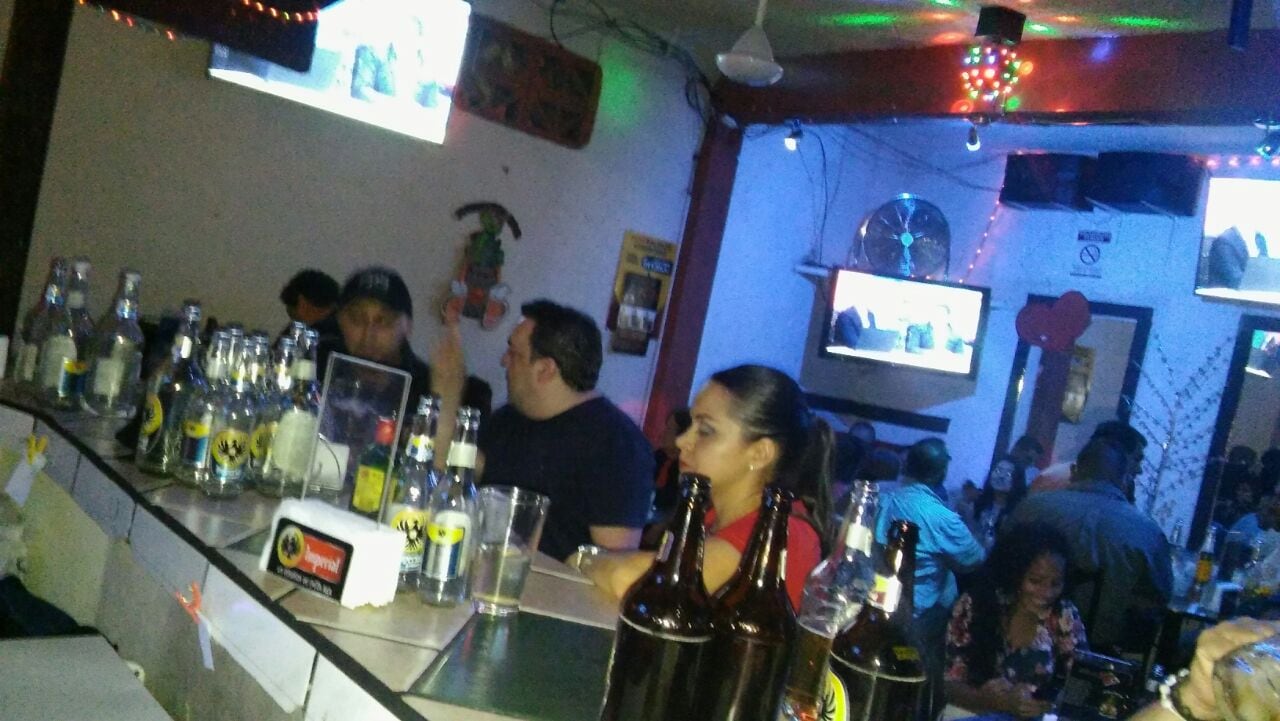 Asobarest y el Gobierno discuten si ponerle divisiones totales a los clientes en las barras de un bar o una cantina para evitar el coronavirus. En la foto, la barra del bar Juancitos en San José
