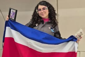 Ingeniera de Cartago llevó a una práctica espacial la bandera de Costa Rica, una guaria morada, semillas de cas, tacaco y jocotes