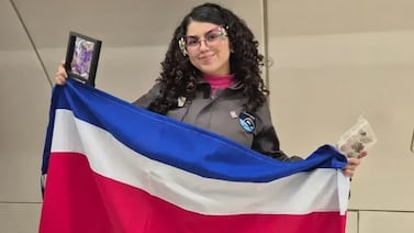 Ingeniera de Cartago llevó a una práctica espacial la bandera de Costa Rica, una guaria morada, semillas de cas, tacaco y jocotes