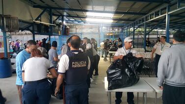 Policía penitenciaria notó que un bistec estaba muy gordito y... ¡no van a creer lo que tenía adentro!