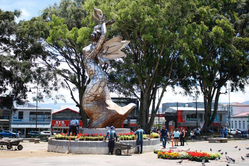 El monumento al Bicentenario de nuestra Independencia que se llama “Costa Rica Victoriosa” y que se puso en la Plaza Mayor de Cartago se quedó sin la fuente original que lo adornaba y en su lugar ahora tiene un jardín de flores