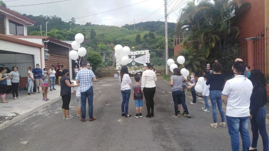 Vecinos de niño que murió en Desamparados le rinden homenaje con un altar y globos. Foto cortesía.