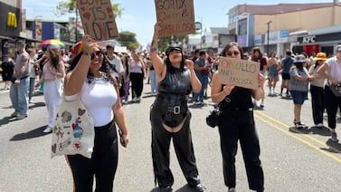 “No hay un manual para los papás”: La lucha, el amor y la resiliencia de una joven luchadora en la Marcha de la Diversidad