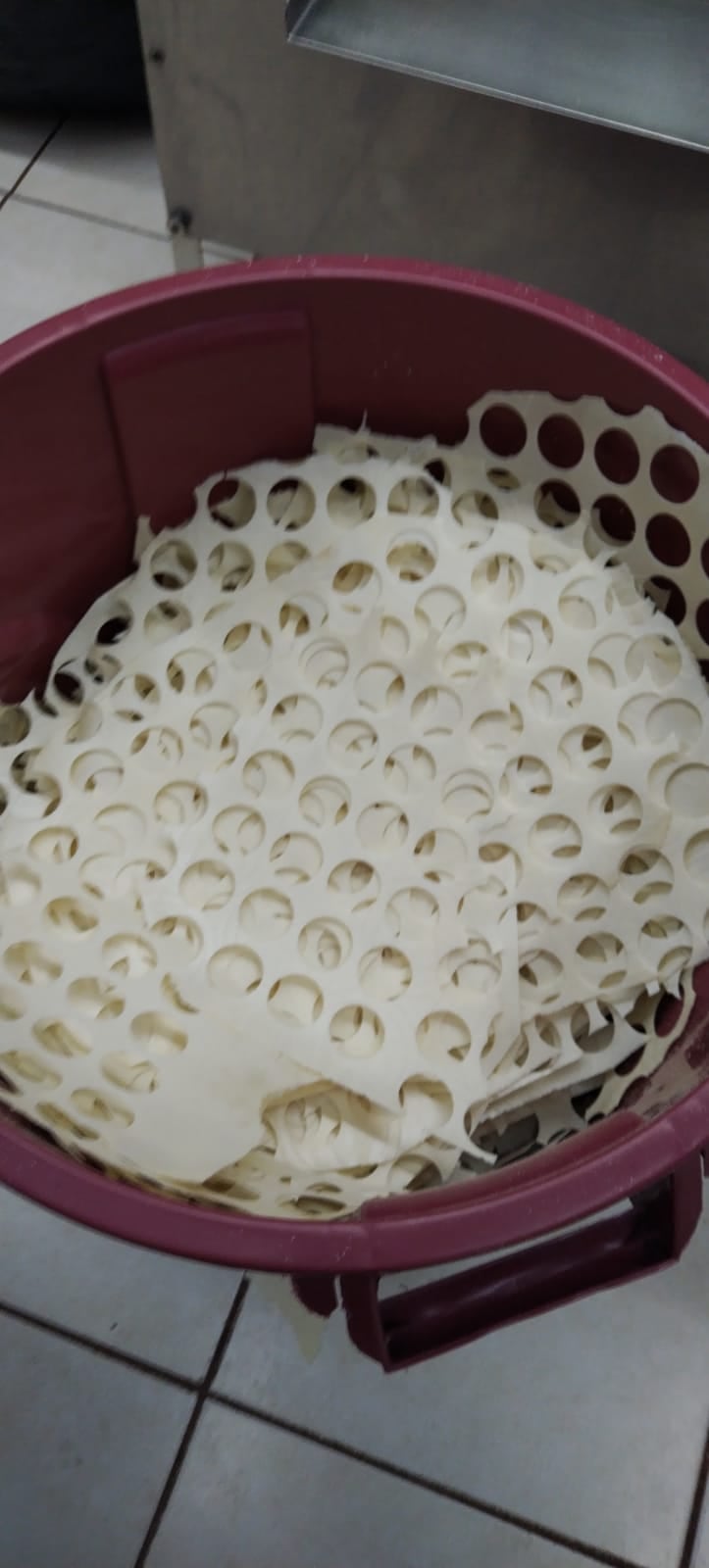 El pasado martes 28 de marzo, como a las 11 de la mañana, el tallercito de hostias de la Conferencia Episcopal nos abrió sus puertas para que pudiéramos compartir con ellos justo en una época cargaditica de trabajo, los días antes de Semana Santa