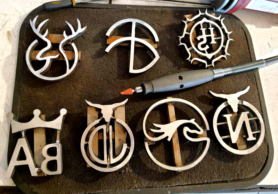 Nohel Garita Zúñiga ha hecho esculturas con piezas de hierro y también hace fierros para marcar caballos y ganado.