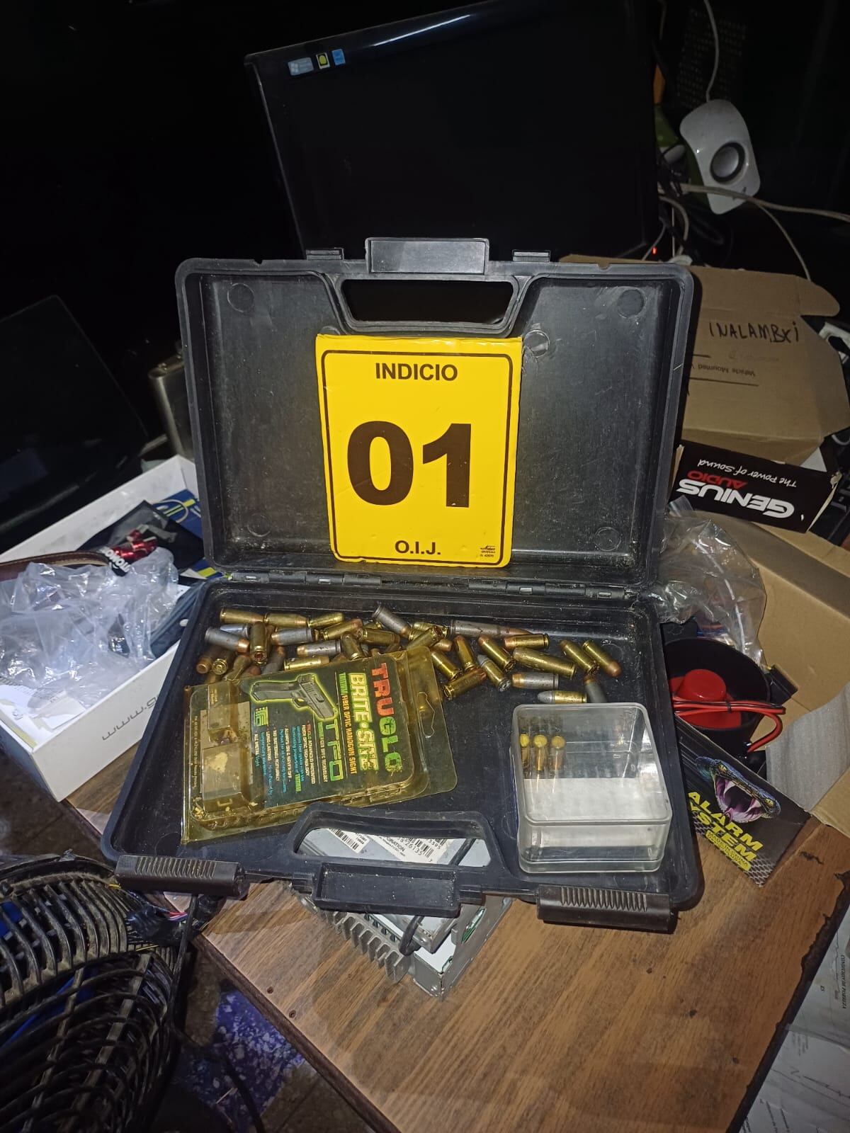 Tres integrantes de una familia de apellido Cedeño quedaron en manos del OIJ de Limón, por andar armados con armas de fuego y no portar los permisos respectivos. Fotos: OIJ