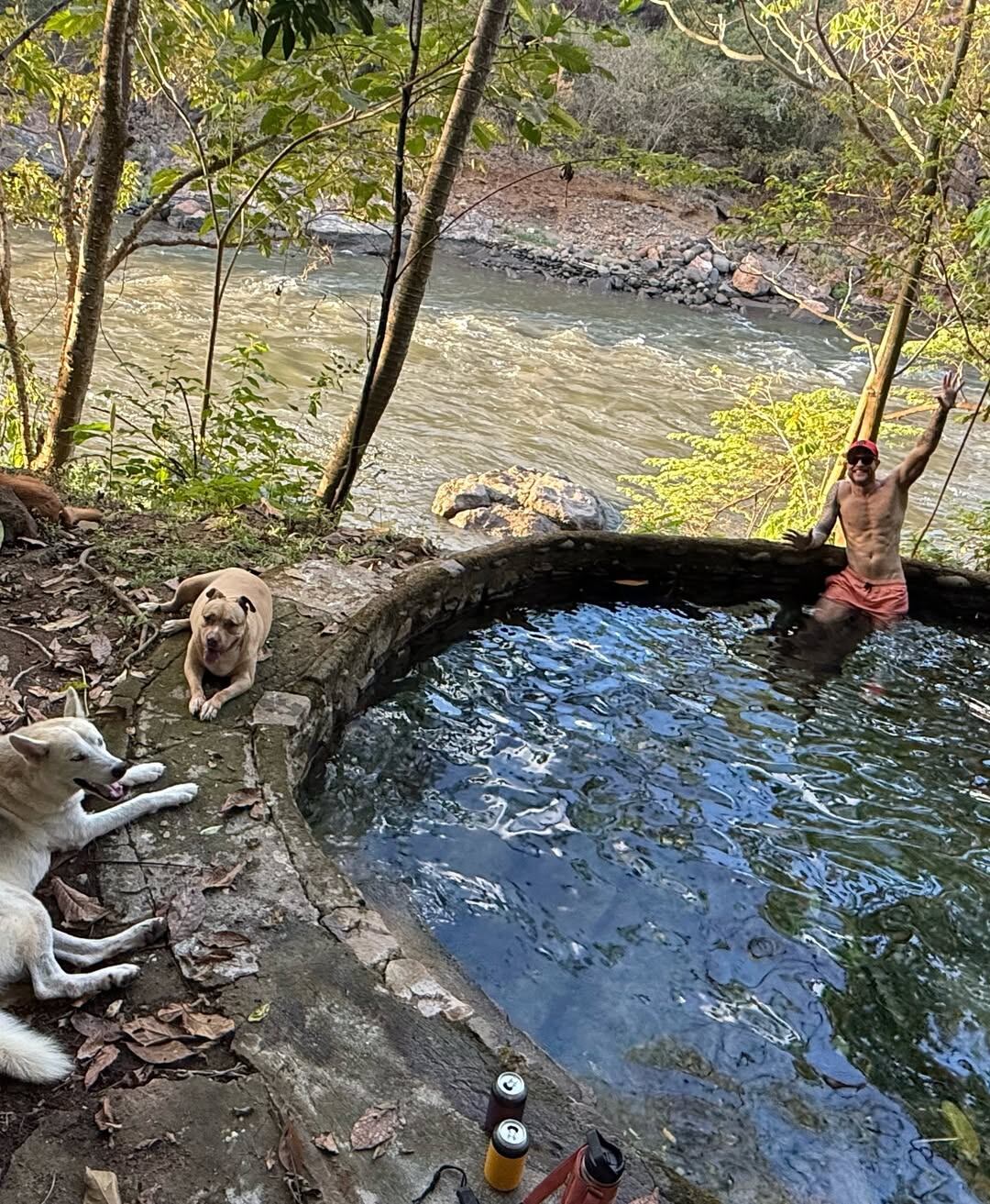 Mauricio Hoffmann y su novia María José Ulate
