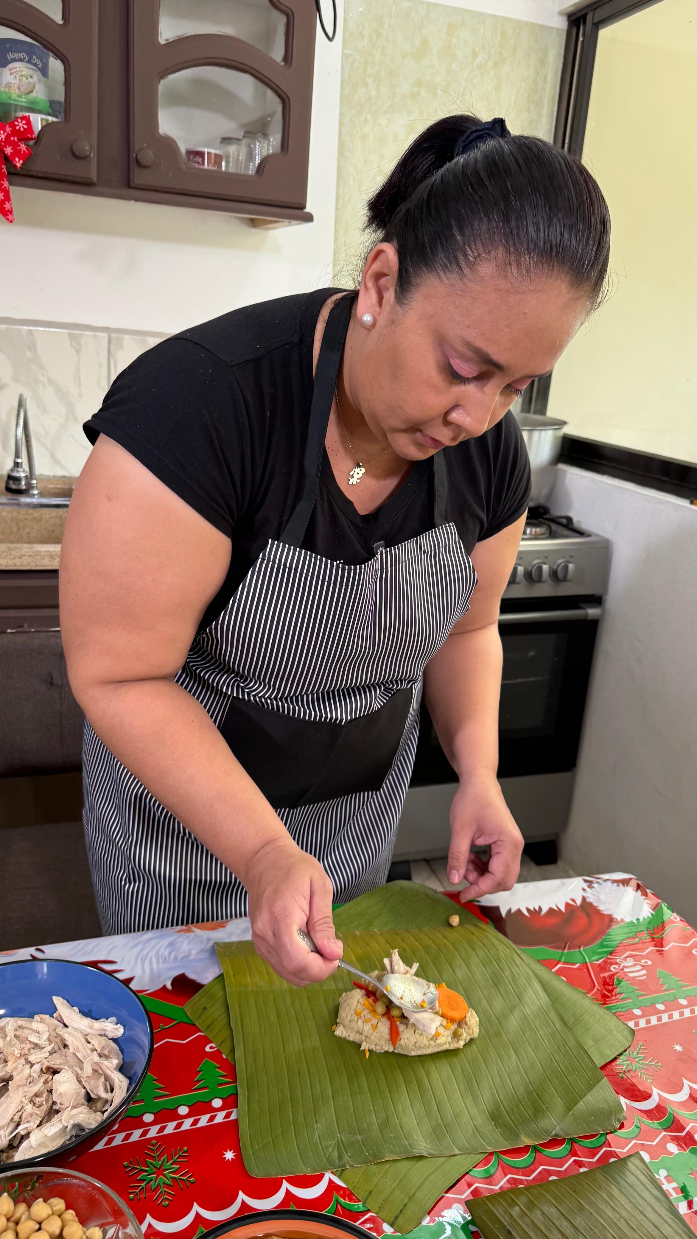 El segundo episodio del “Cazador de tamales” nos llevó a San Luis de Santo Domingo de Heredia, a la casa de doña Rebeca Fernández, quien con una receta secreta de Turrialba hace unos sabrosos tamales que nos dejaron encantados.