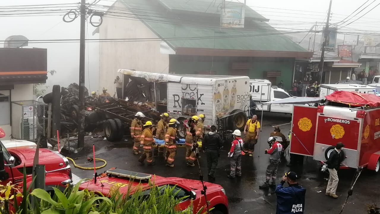 Triple choque deja cuatro fallecidos en Cervantes de Cartago. Foto Keyna Calderón.