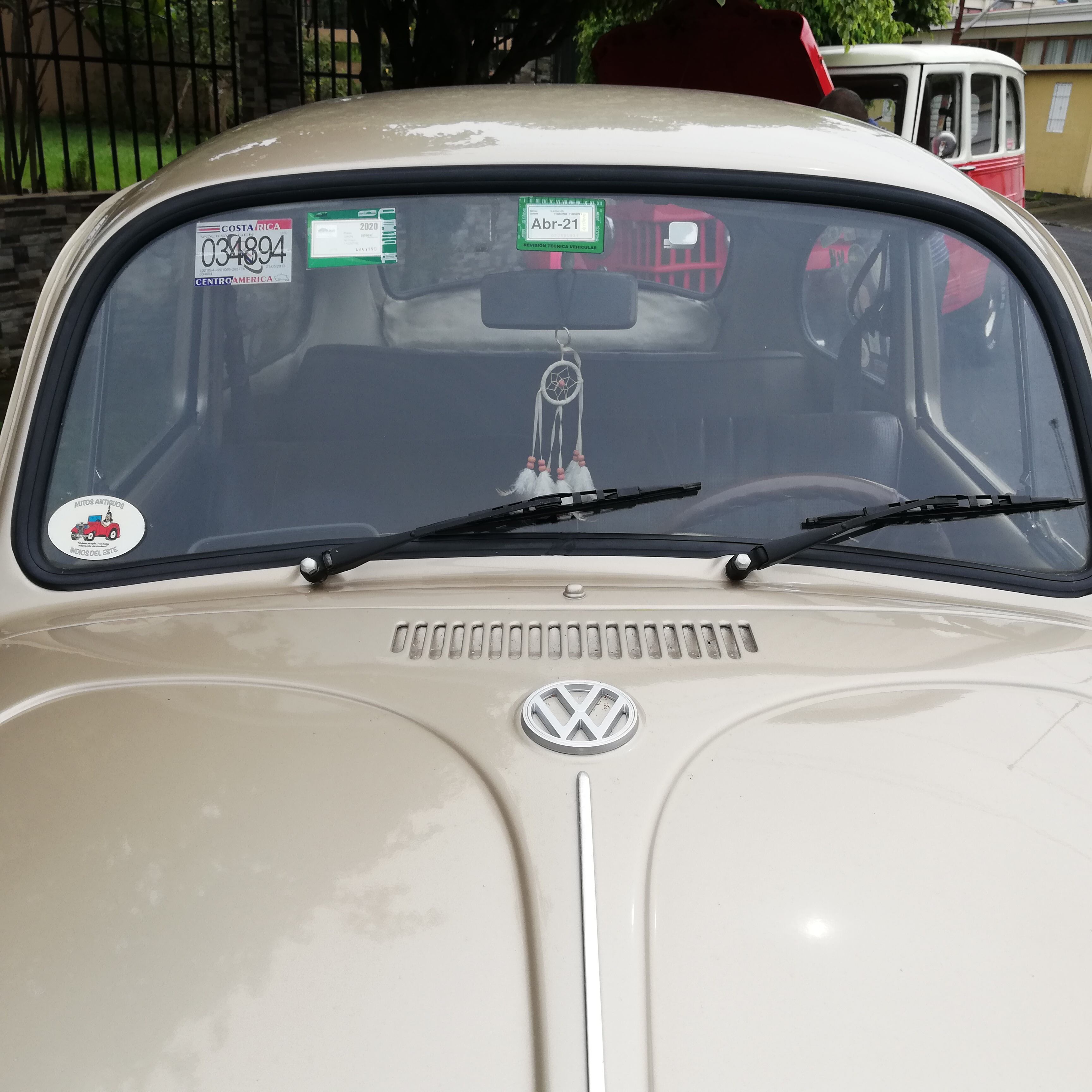 Lorena Murillo Valerio, de 53 años, se enamoró de un Volkswagen Escarabajo modelo 1970, 1500 centímetros cúbicos, al cual le puso Camilo