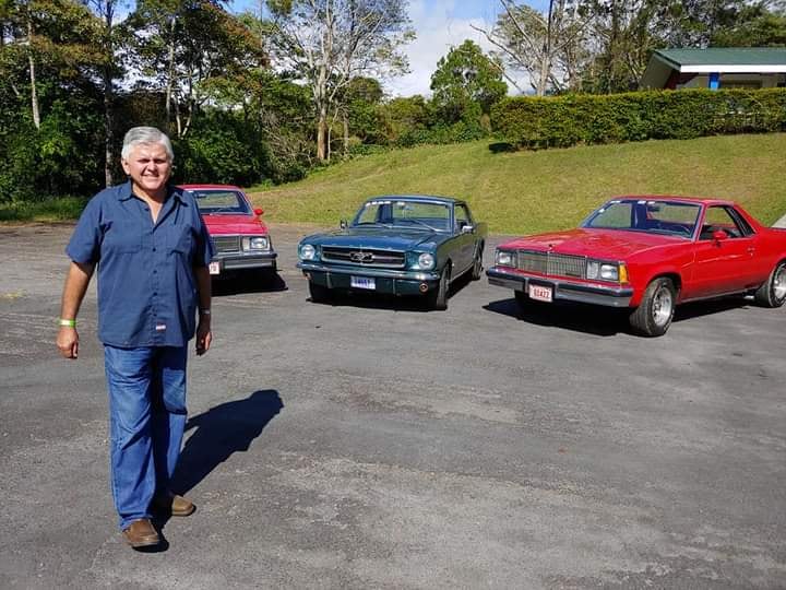 Don Luis Chinchilla tiene dos Chevrolet El Camino 1978, idénticos.