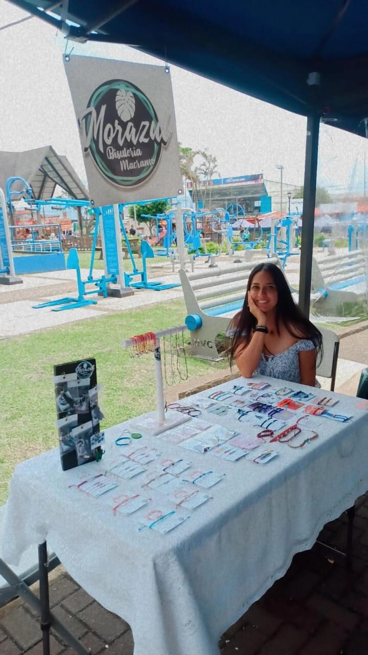 Pamela Mora Rojas, vecina de Coronado, a punta de hacer pulseras se pagó sus estudios como Técnico en Farmacia