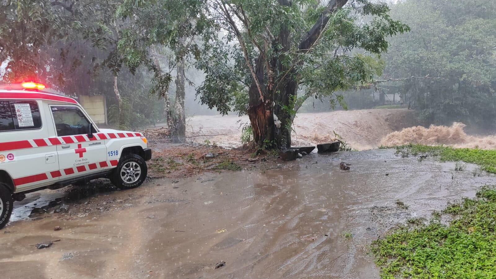 Bajo alerta naranja y amarilla es como se encuentra Costa Rica debido al paso de la onda tropical #45 y los fuertes aguaceros que se esperan para este segundo fin de semana de noviembre. Foto: Cruz Roja