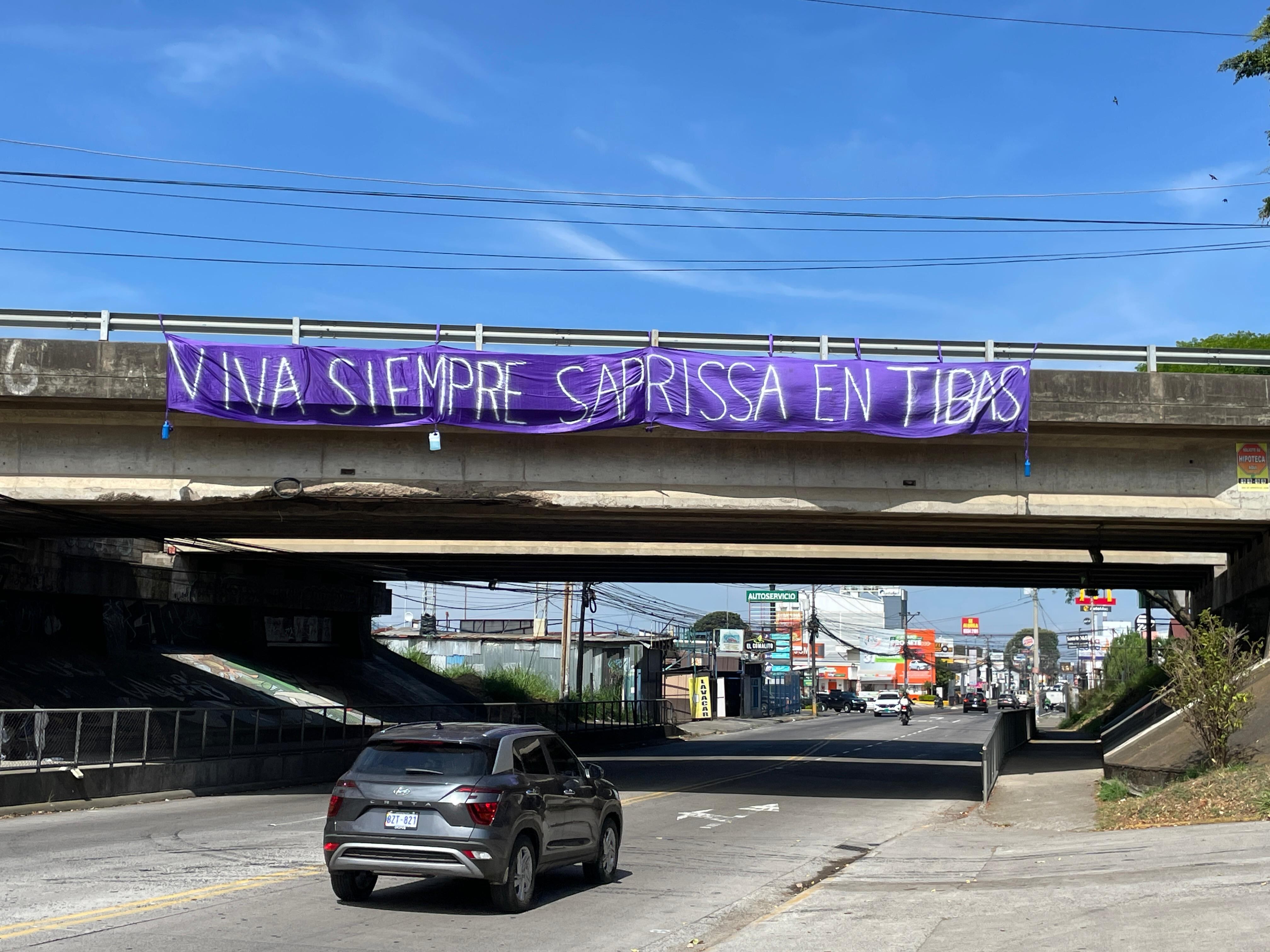 Aficionados del Saprissa colocan manta en contra de mover el estadio
PRE: El lienzo está colocado en uno de los puentes más transitado de Tibás