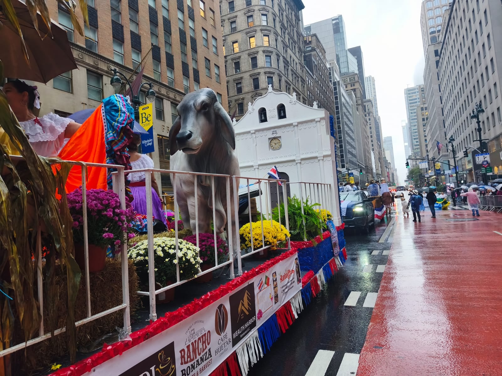 Costa Rica llevó un pedacito de su corazón hasta la emblemática Quinta Avenida de Nueva York este domingo 11 de octubre, durante el Desfile de la Hispanidad 2026, una oportunidad para mostrarle al mundo la riqueza de nuestras tradiciones y el orgullo de ser ticos.