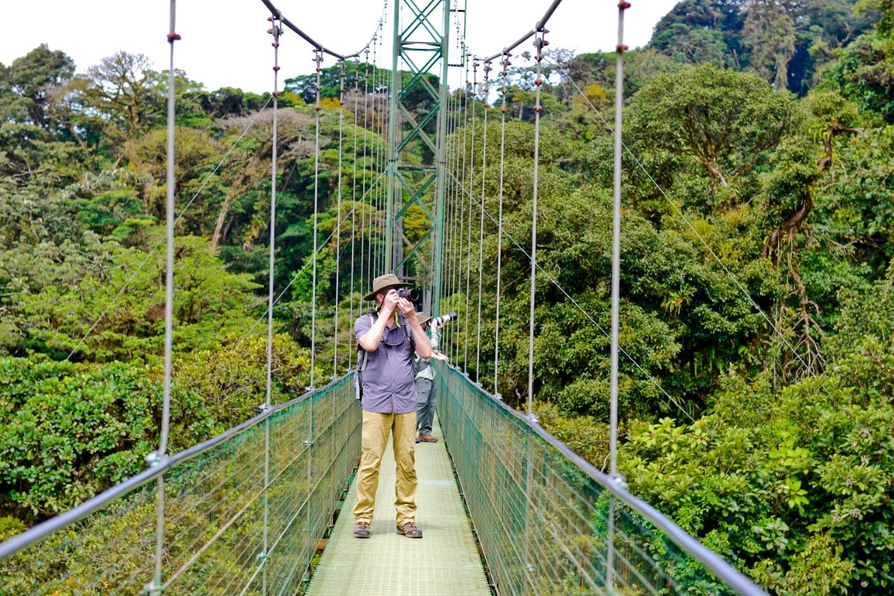 Imágenes llenas de "Pura Vida" embellecen a una de las revistas de viaje más influyentes del mundo. National Geographic Traveller del Reino Unido dedicará la portada y el reportaje principal de su edición impresa y digital de junio a nuestro país. Bajo el título “Costa Rica: de Costa a Costa”, un artículo exclusivo invita a los lectores británicos a sumergirse en la paradisíaca oferta turística del territorio nacional.