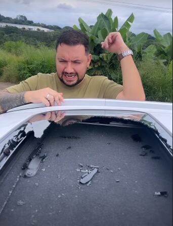 Así quedó el techo del carro de Gallina.