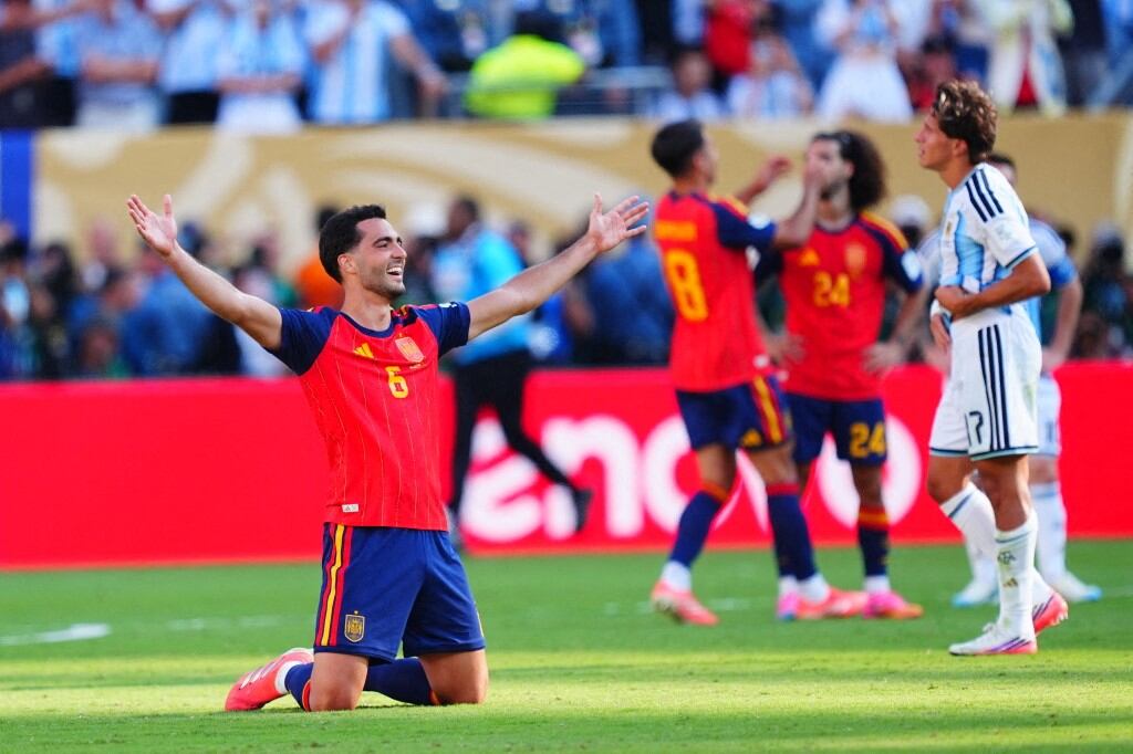 Mikel Merino celebra tras el pitazo final, sabiéndose campeón del mundo, porque España le ganó la final del Mundial 2026 a Argentina.