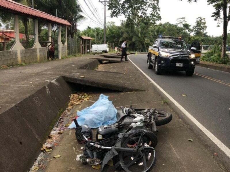Motociclista muere al chocar contra cuneta en Siquirres. Foto Reyner Montero.