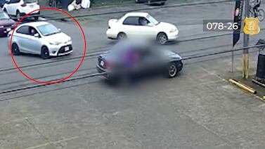 (Video) Salvaje agresión terminó con extranjero muerto tras ser tirado de carro en movimiento