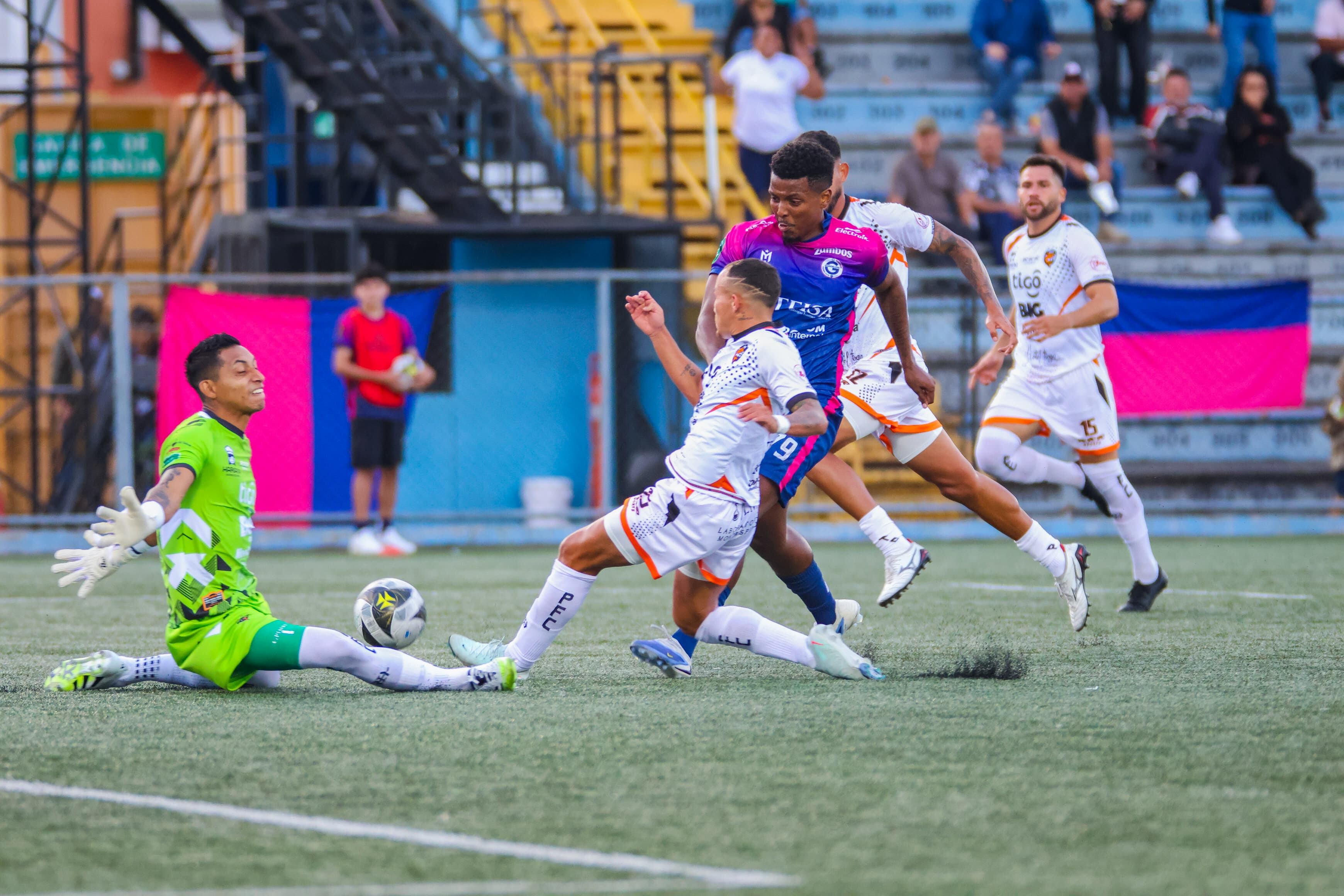 Un jugador de Puntarenas fue injustamente expulsado, en el juego contra Guadalupe. Fotos cortesía de @erickmgg.