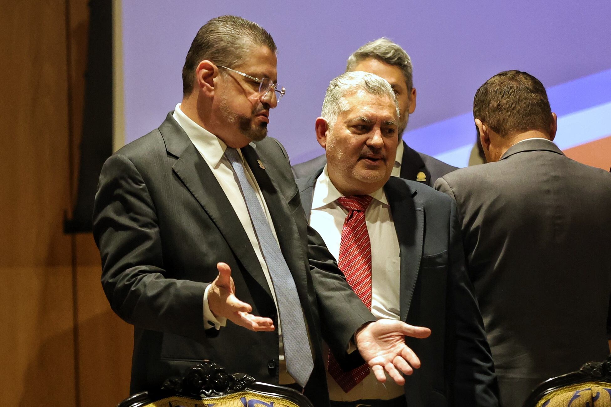 22/08/2025 El presidente de la República, Rodrigo Chaves, comparece hoy en el Salón de Expresidentes y Expresidenta de la República, ante la comisión legislativa especial encargada de determinar si procede abrirle una causa penal en su contra. y ministro de Cultura Jorge Rodríguez. Foto John Durán