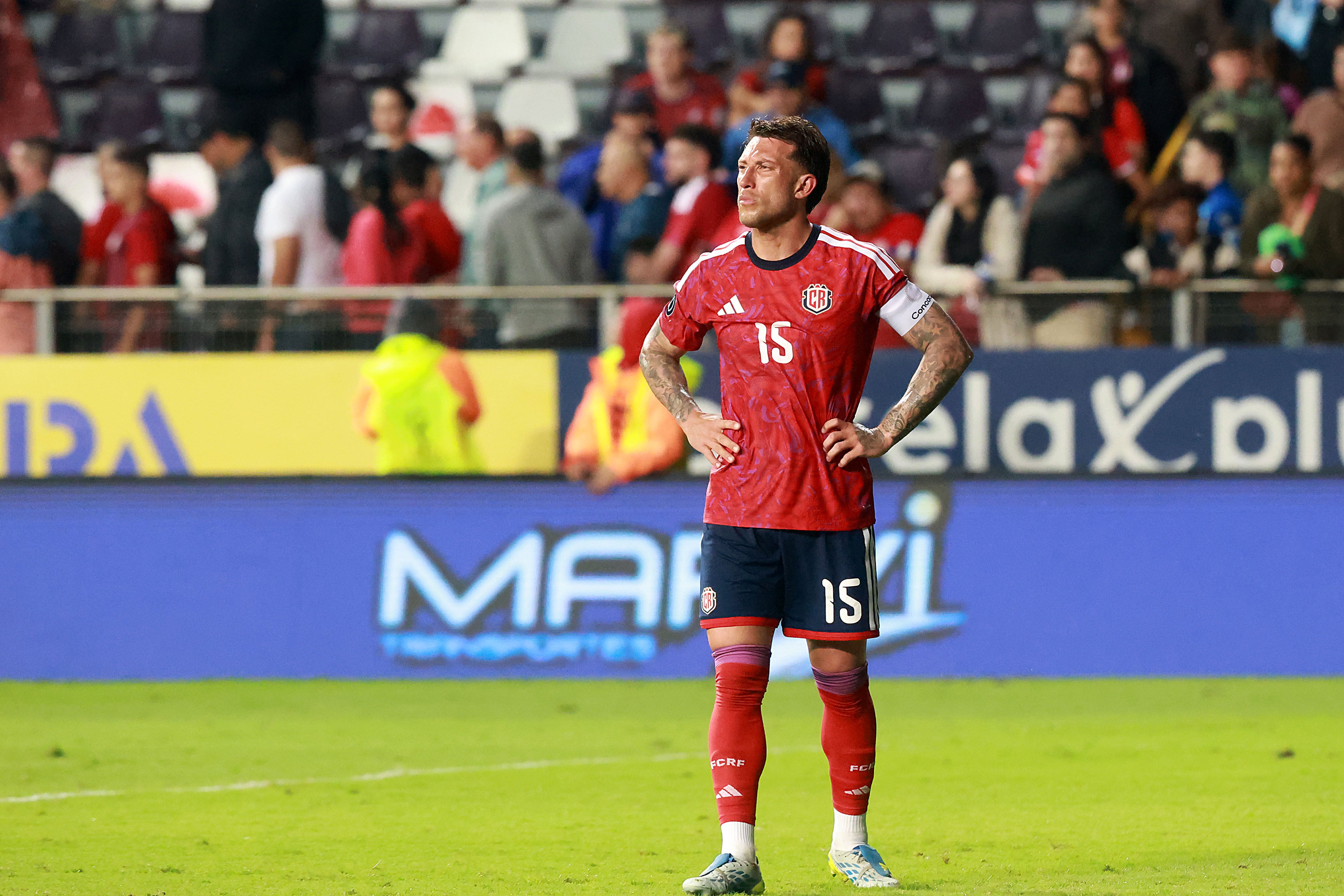 Francisco Calvo se muestra contrariado luego de la derrota de Costa Rica ante Curazao en casa, después de ir ganando 3-0.