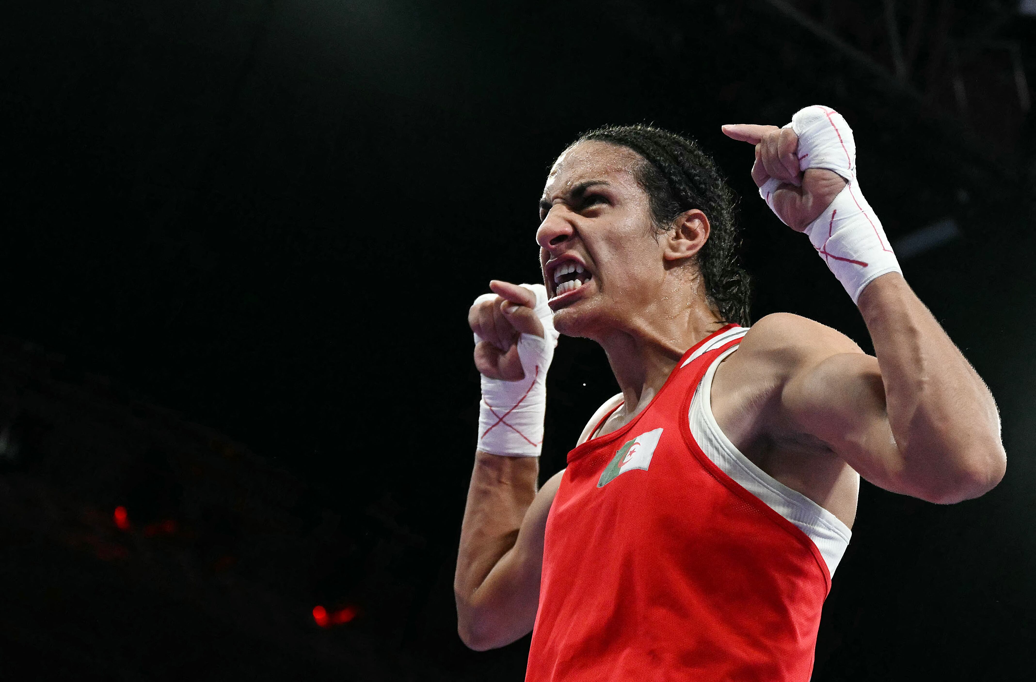 La argelina Imane Khelif celebra su victoria sobre la húngara Anna Luca Hamori en el combate de boxeo de cuartos de final femenino de 66 kg durante los Juegos Olímpicos de París 2024.