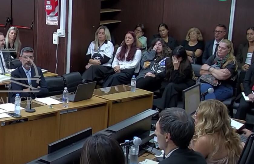 Fiscal mostró foto de Maradona tras su muerte y sus hijas no pudieron contener las lágrimas.