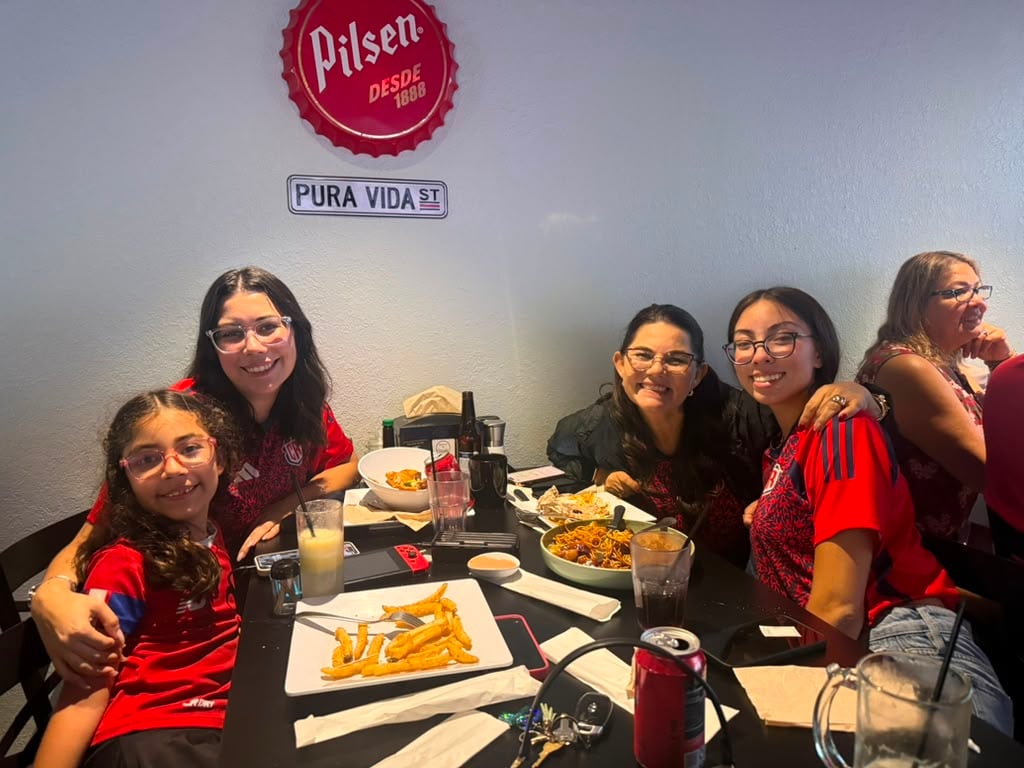 Henry Barrantes , de Guanacaste, alistó su restaurante (Pura Vida) en Orlando en un punto de encuentro para los costarricenses, donde el chifrijo, el cantonés y el fresco de cas ya acompañan la Copa Mundial de la FIFA 2026.