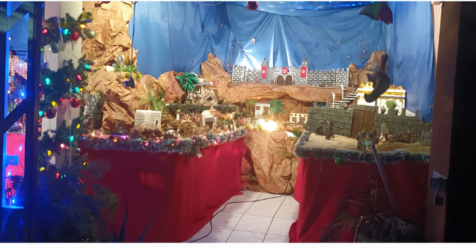 Familia herediana hizo un hermoso portal con 315 figuras