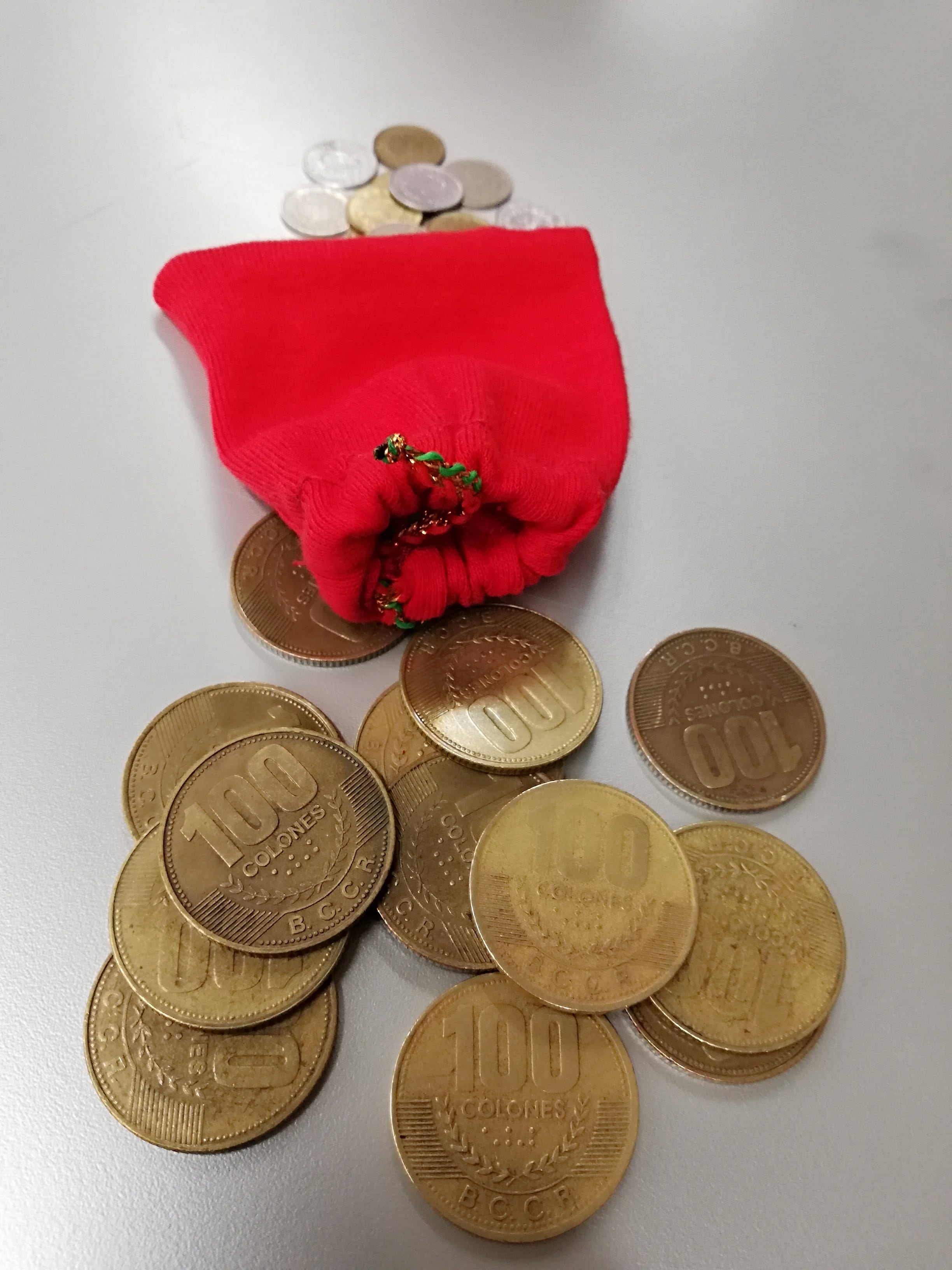 Tocar puertas para pedir cinco de la suerte y teja de la suerte