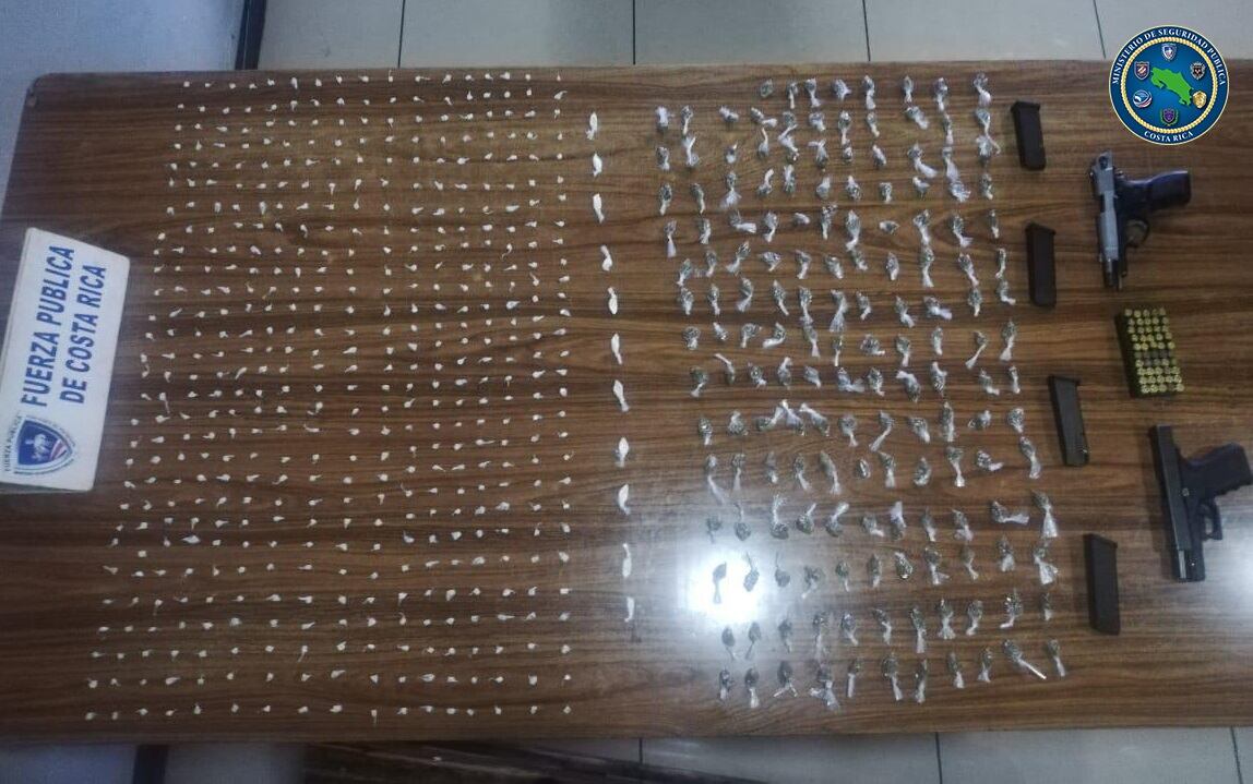 Fuerza Pública decomisa armas y drogas que estaban escondidas en techo de casa en Pavas. Foto MSP.