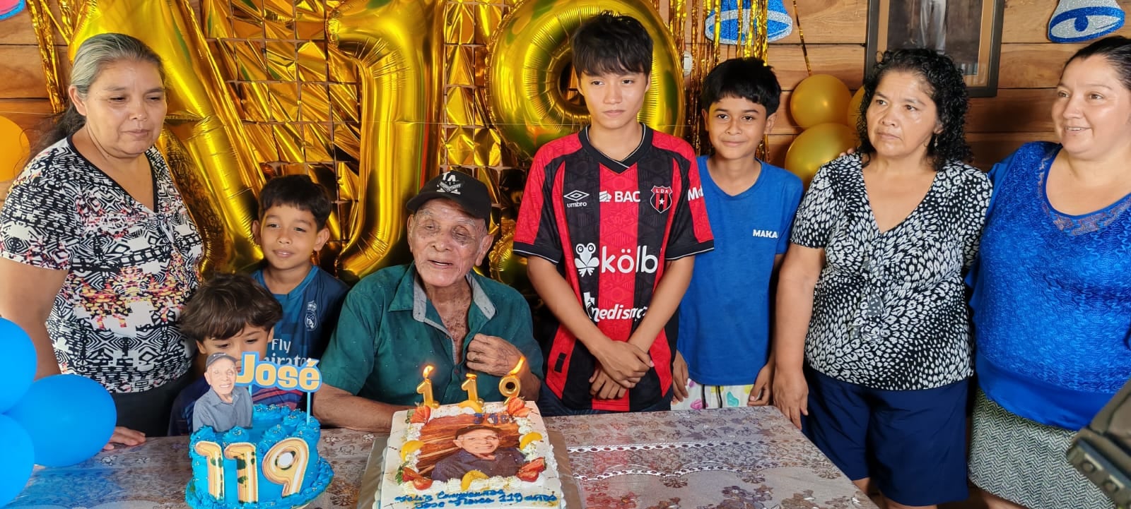 Tras celebrar sus 119 años, un equipo costarricense y un investigador español reúnen las pruebas que exige el Gerontology Research Group para confirmar oficialmente la edad de don José Flores Flores