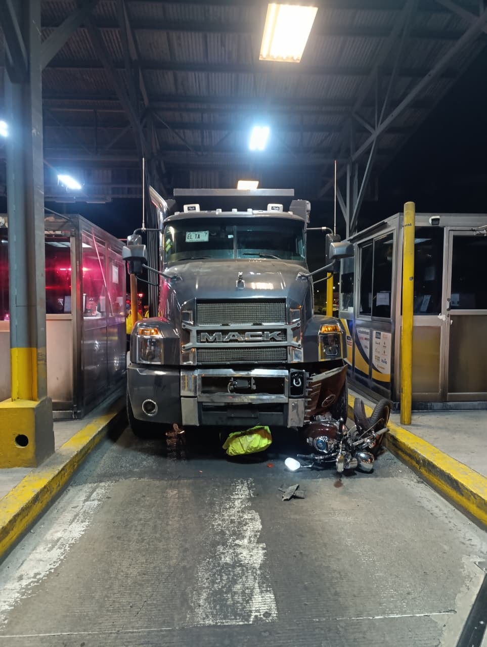 Un motociclista resultó herido en un choque en el peaje de la Florencio del Castillo