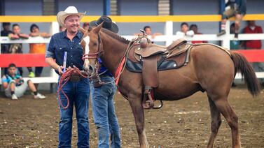 Michael Bleak arriesgó su vida para salvar a montador en el redondel de toros de Palmares